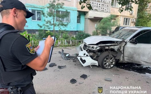 В Одесі підірвали автомобіль військового: водій отримав легкі поранення