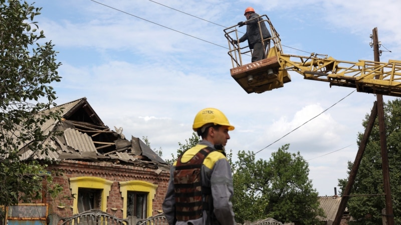 Негода та обстріли залишили без світла 11 областей: 228 населених пунктів знеструмлено
