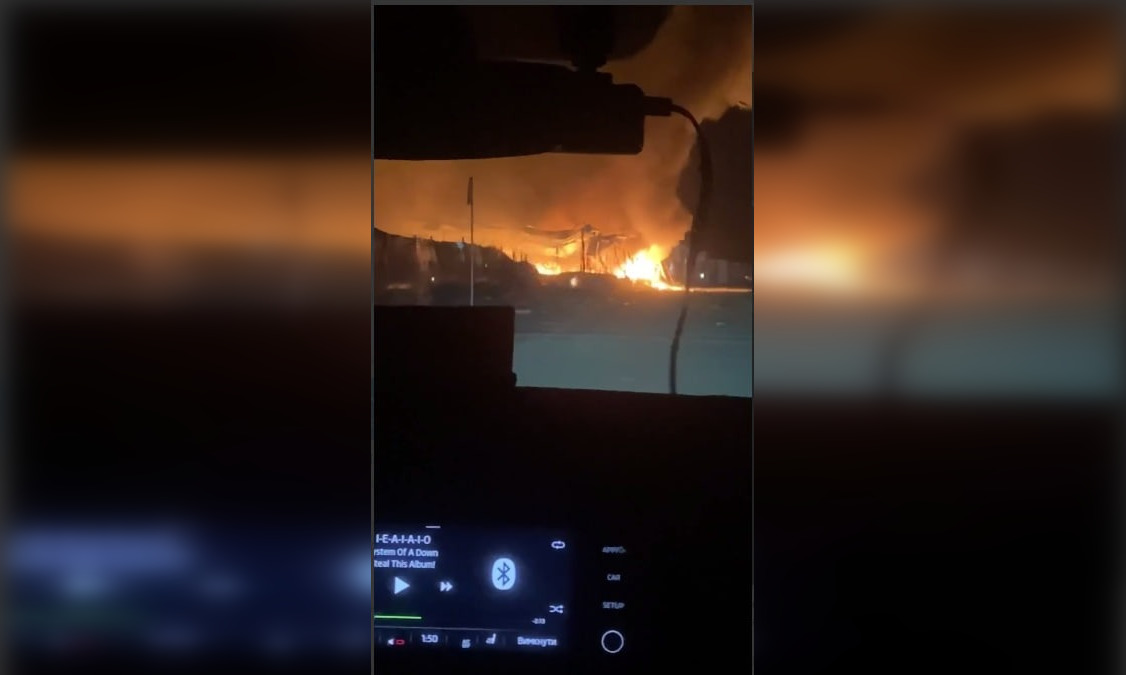 Балістичні ракети вдарили по Києву: пожежа на ринку Почайна, є загиблий
