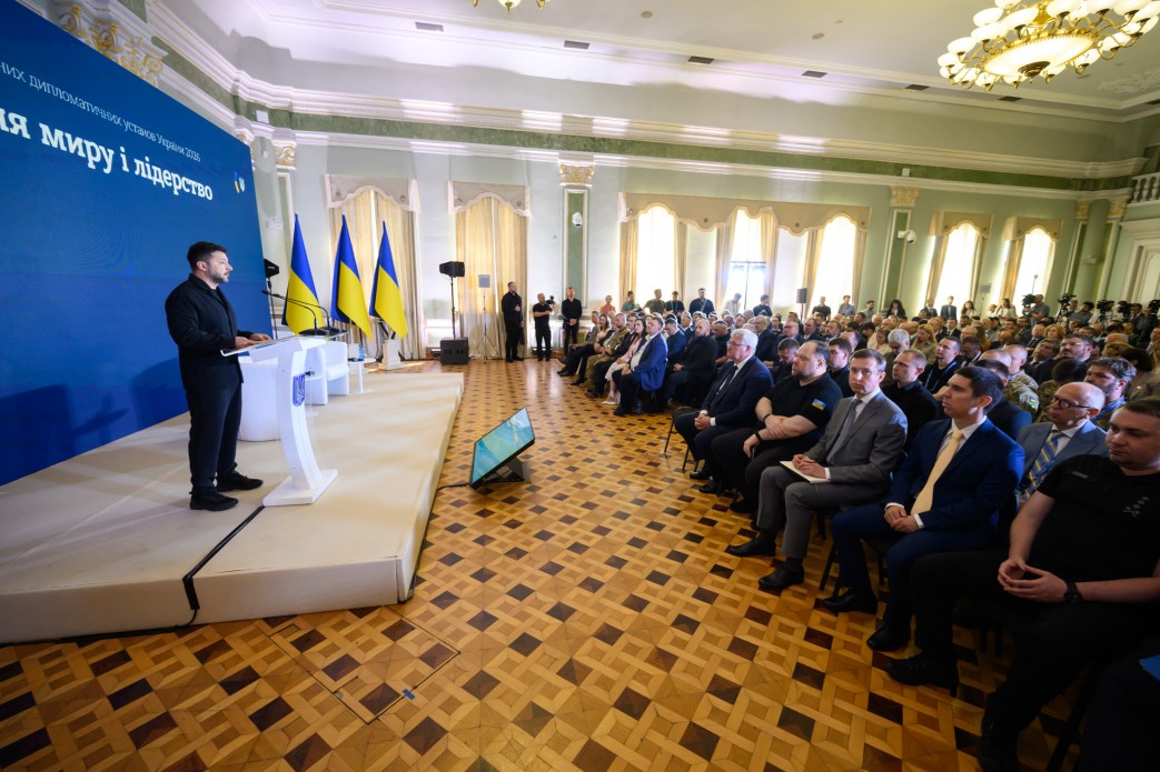 Зеленський на нараді послів: кожен дипломат зобов'язаний залучати ракети для ППО