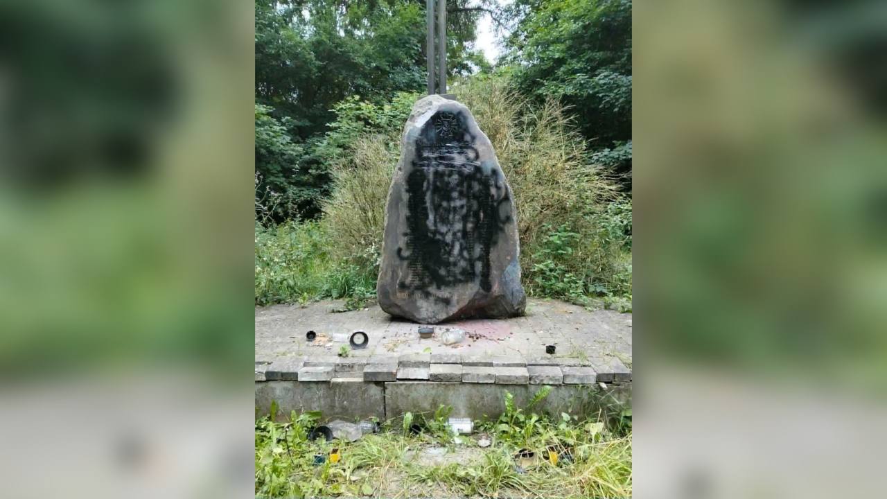 У Польщі знову пошкодили меморіал загиблих українських воїнів: посольство вимагає розслідування
