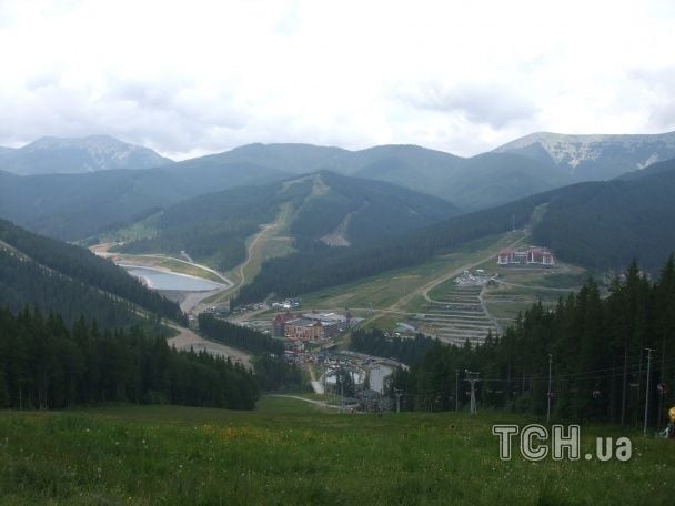 Буковель пішов під воду: потужні зливи перетворили курорт на річку