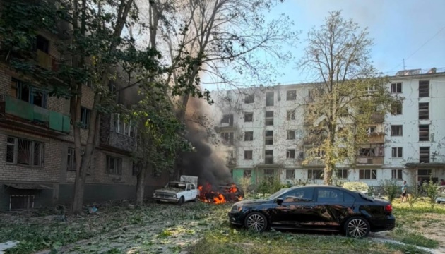 Авіаудар по Запоріжжю: КАБ зруйнував будинки та авто, є поранені