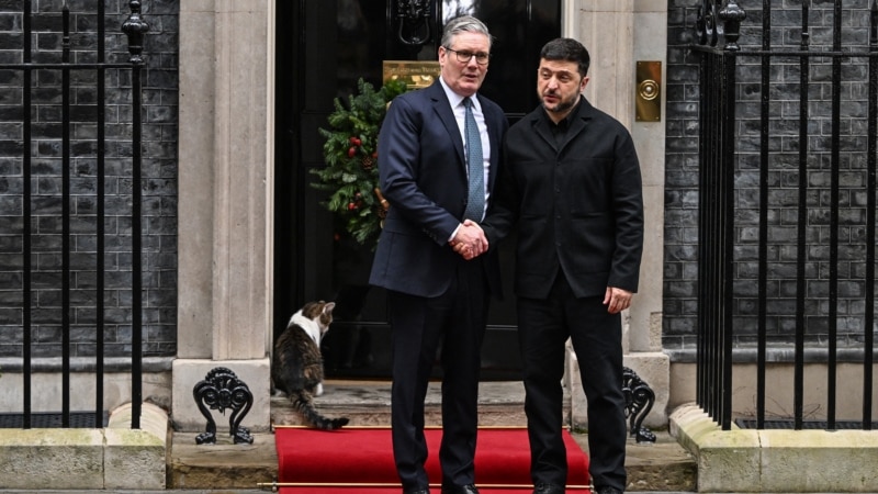Зеленський прибув до Лондона: зустрічі з Чарльзом ІІІ, Стармером і генсеком НАТО