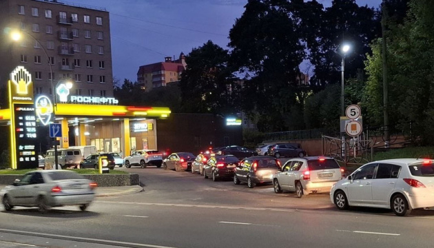 У Росії знову черги на АЗС: паливна криза охопила щонайменше 12 регіонів