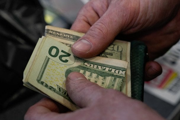 НБУ встановив курс на 11 серпня: долар та євро подорожчали