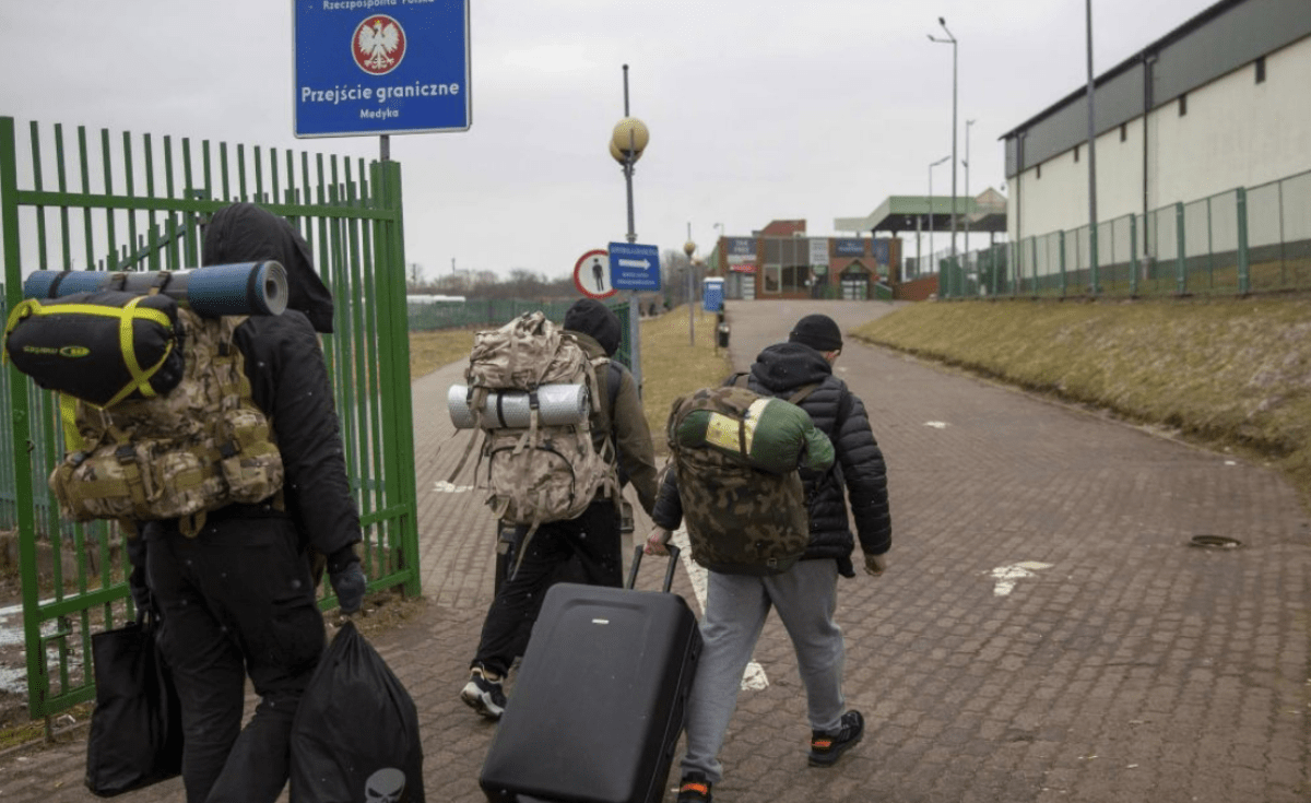 Польський депутат вимагає депортувати безробітних українців на фронт