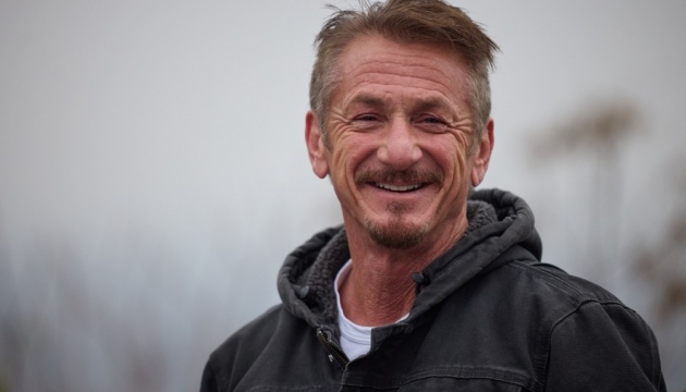 Шон Пенн отримав символічний "Оскар" від Укрзалізниці зі сталі пошкодженого вагона