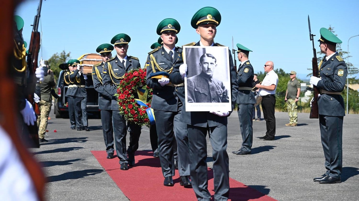 Прах першого голови ОУН Євгена Коновальця повернули в Україну через 88 років