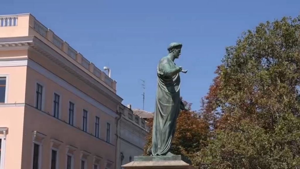 В Одесі розпочали демонтаж мішків з пам'ятника Дюку де Рішельє після чотирьох років