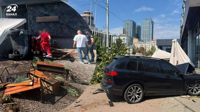 Автомобіль на швидкості врізався у терасу кав'ярні в центрі Києва