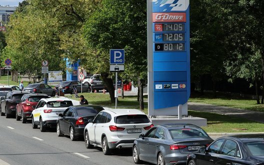 У Росії штрафують і заарештовують за скарги на дефіцит бензину після ударів по НПЗ