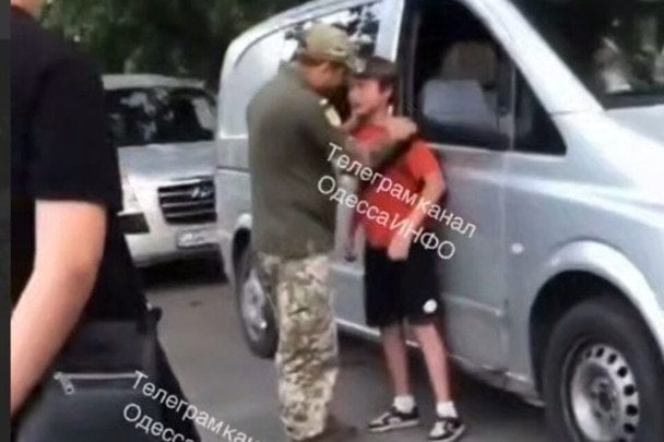 В Одесі чоловік у військовій формі напав на підлітка: ТЦК відкрив перевірку