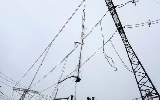 Знеструмлення у десяти областях: обстріли та негода б'ють по енергосистемі
