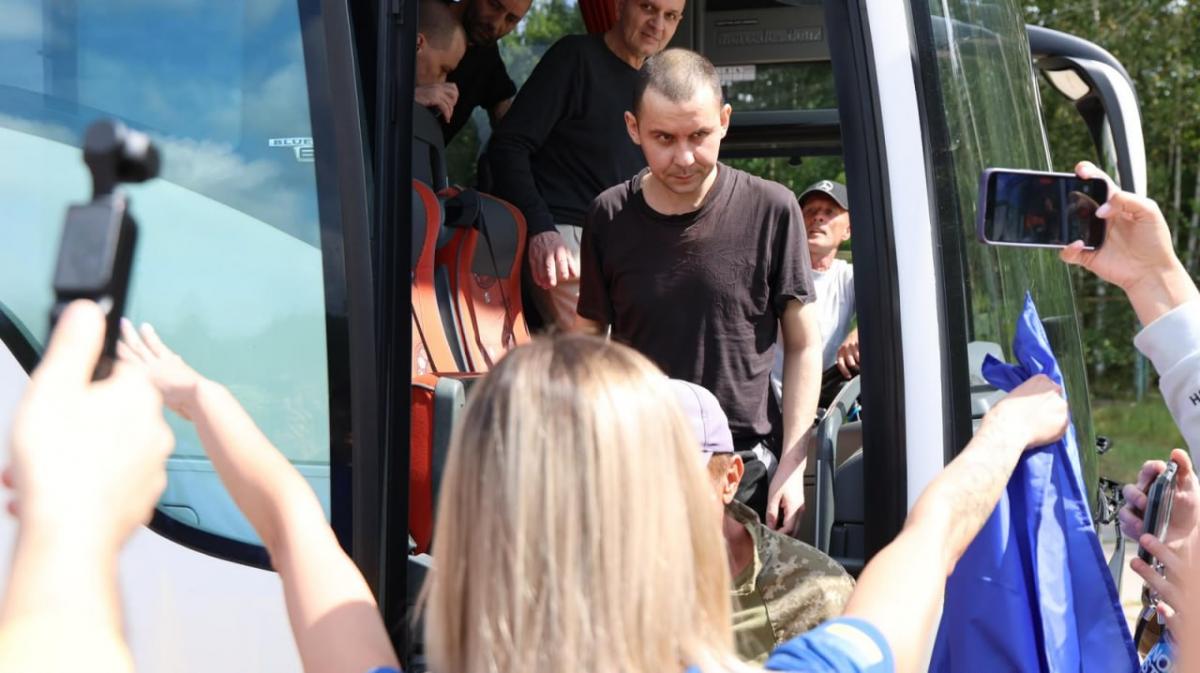 Україна повернула 103 військових з полону в 77-му обміні: серед них захисники Маріуполя