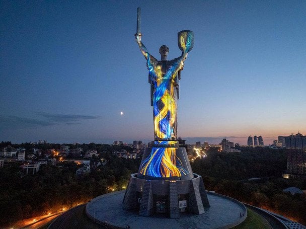 На монументі "Батьківщина-Мати" у Києві показали артінсталяцію "Майбутнє пам'ятає" до Дня Незалежності