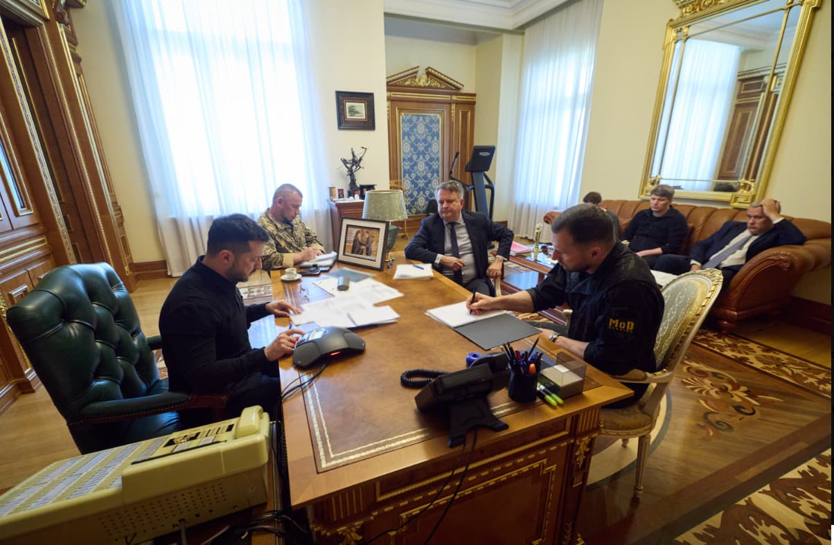 Зеленський провів двогодинну розмову з Макроном: Франція прискорить поставки ракет та ППО