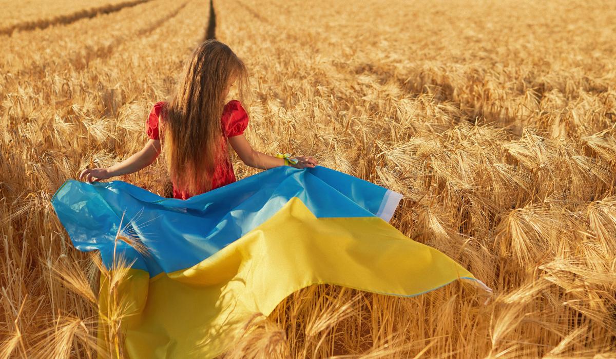 День Державного Прапора України: у Вінниці родини захисників пройшли ходою зі стометровим стягом