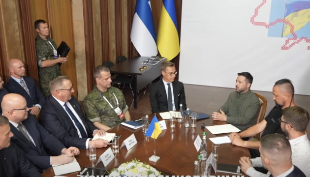 Україна та Фінляндія підписали угоди про виробництво дронів та наземних роботизованих комплексів