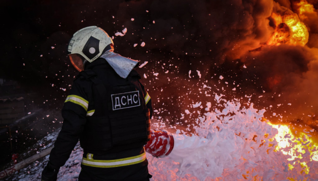 Дрони атакували Запоріжжя вночі: пошкоджено житловий будинок, спалахнула масштабна пожежа