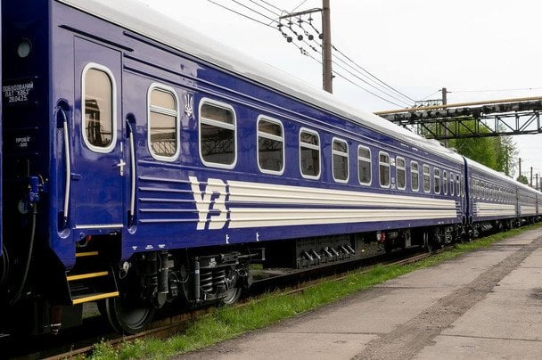 Російський дрон влучив у приміський поїзд на Миколаївщині: 70 пасажирів евакуйовано