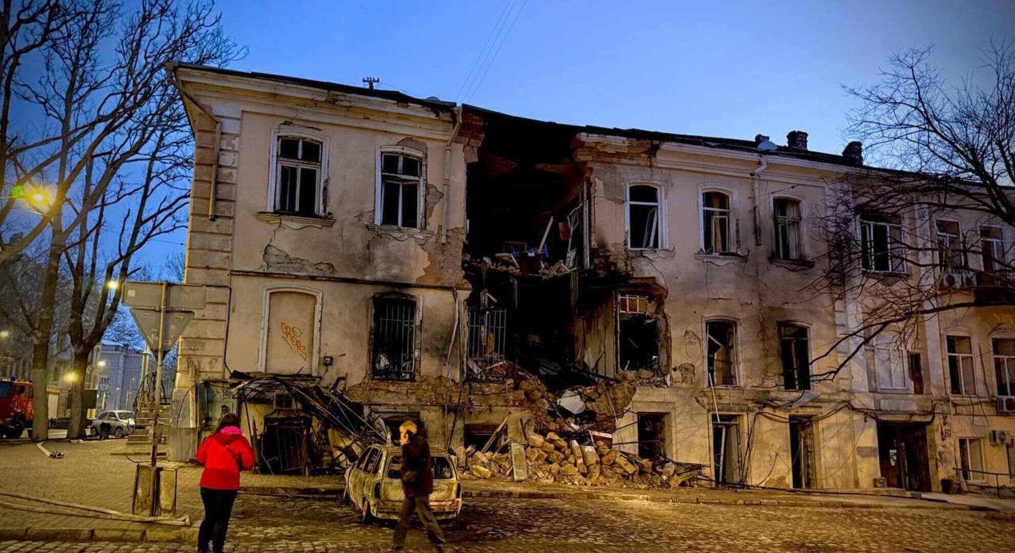 Нічна атака дронів на Одесу: руйнування у трьох районах, троє постраждалих