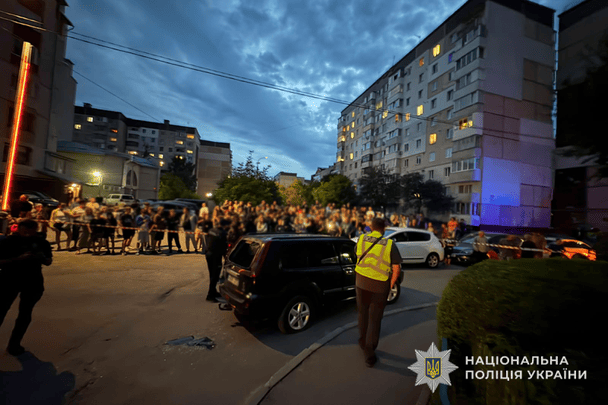 У Тернополі група людей напала на автомобіль ТЦК: є постраждалі