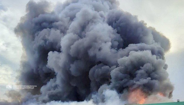 Росія вдарила по будівельному магазину в Павлограді: четверо постраждалих, масштабна пожежа