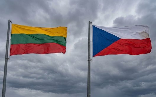 Провокація РФ: траурні вінки з'явились біля оборонних компаній у Литві та Чехії