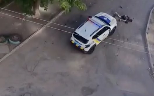 Поліцейське авто двічі наїхало на чоловіка у Кам'янському під час конфлікту при мобілізації