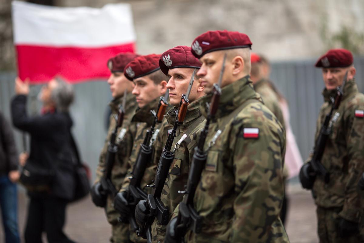 Польща розпочала масову розсилку мобілізаційних карток: військові кажуть, що це планова процедура