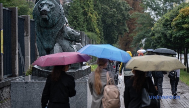 В Україні 6 вересня прогнозують дощі та вітер, на півдні до +27°; відключень не буде