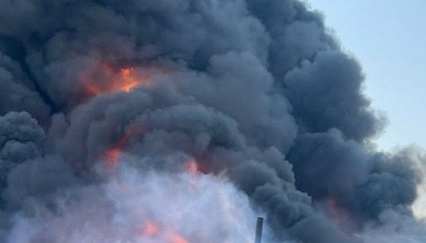 Росія вдарила по складах логістичної компанії у Дніпрі: пожежа та троє поранених