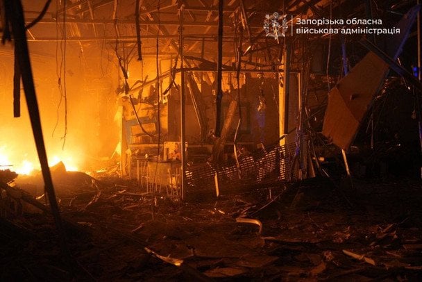 Росія атакувала Запоріжжя дронами: загорівся торговельний центр