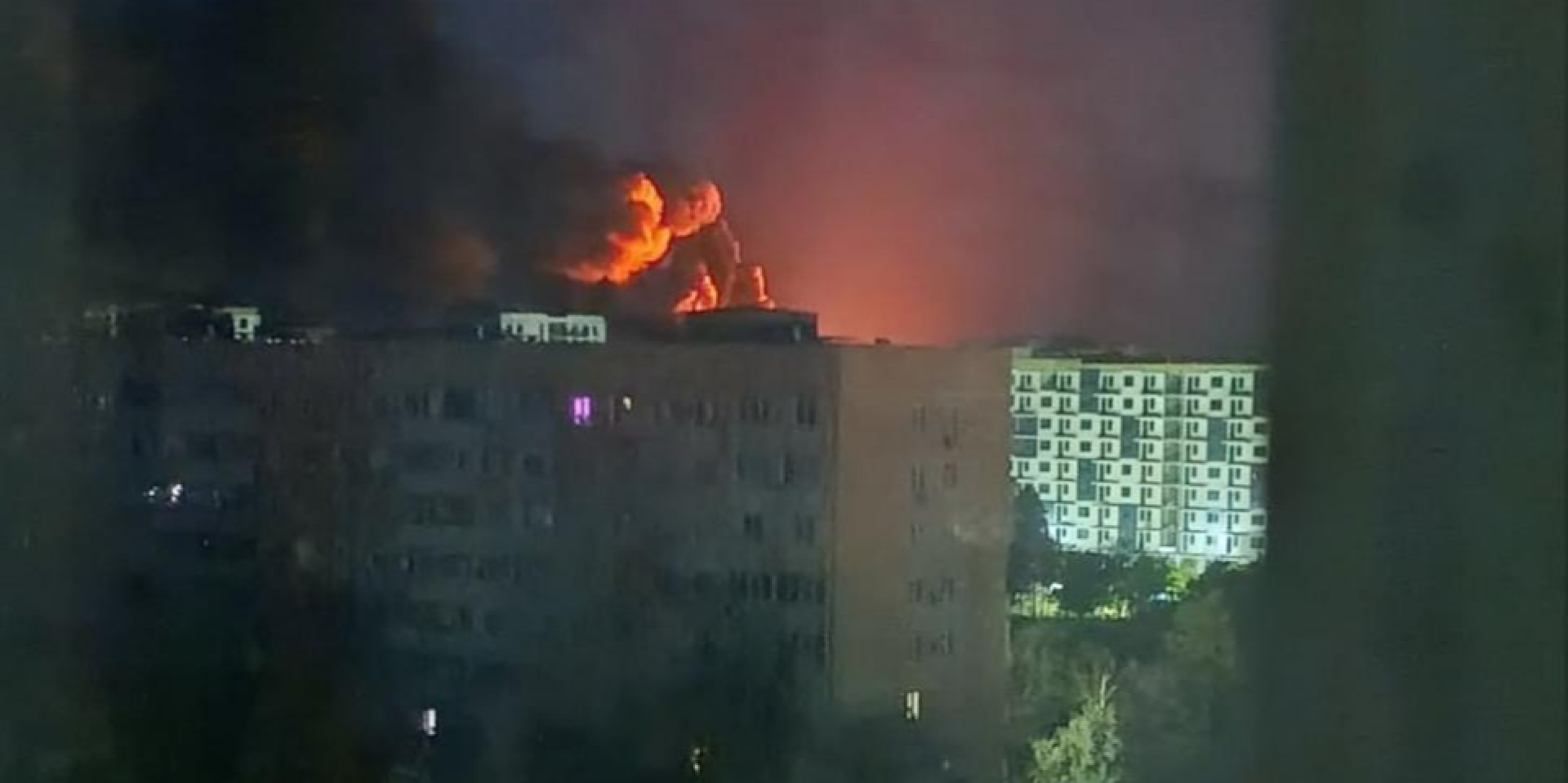 Атака дронів: у окупованому Маріуполі спалахнув ТЦ "Галактика"