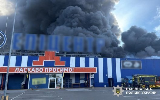 Росія вдарила по «Епіцентру» у Прилуках: масштабна пожежа у торговому центрі