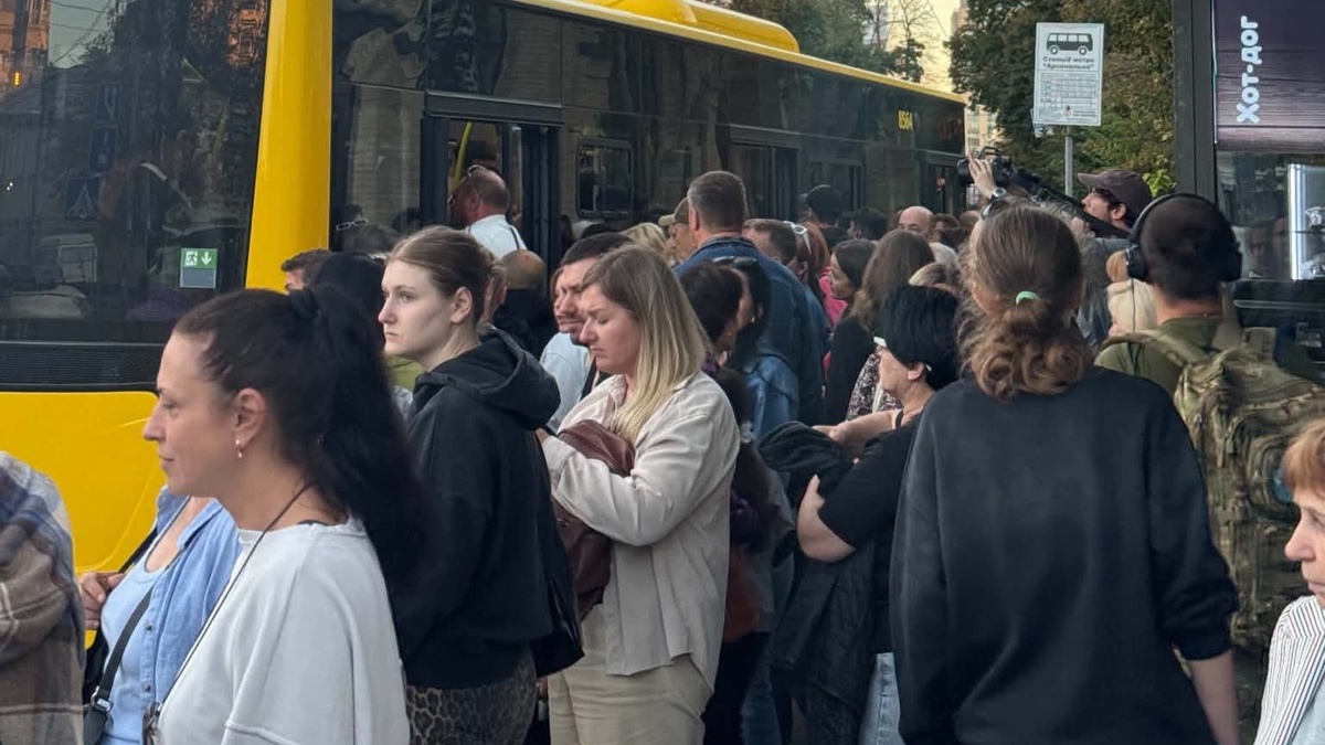 Транспортний колапс у Києві: метро та автобуси паралізовані через тривалу повітряну тривогу
