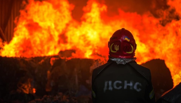 Росія атакувала Дніпро: пожежі в будинку та складі, троє врятованих