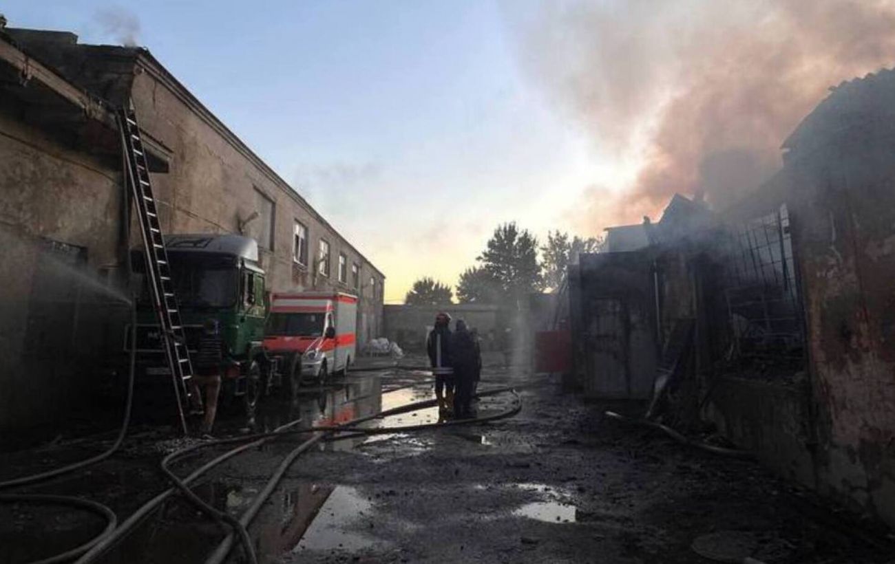 РФ атакувала гуманітарні склади волонтерів в Одесі: пожежа, двоє постраждалих