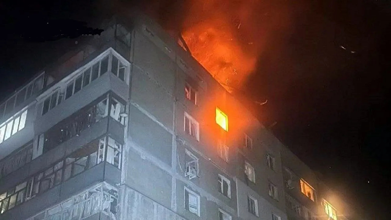 Дрони РФ атакували Запоріжжя вночі: поранено матір і 10-річного сина, пошкоджено ТЦ і будинок