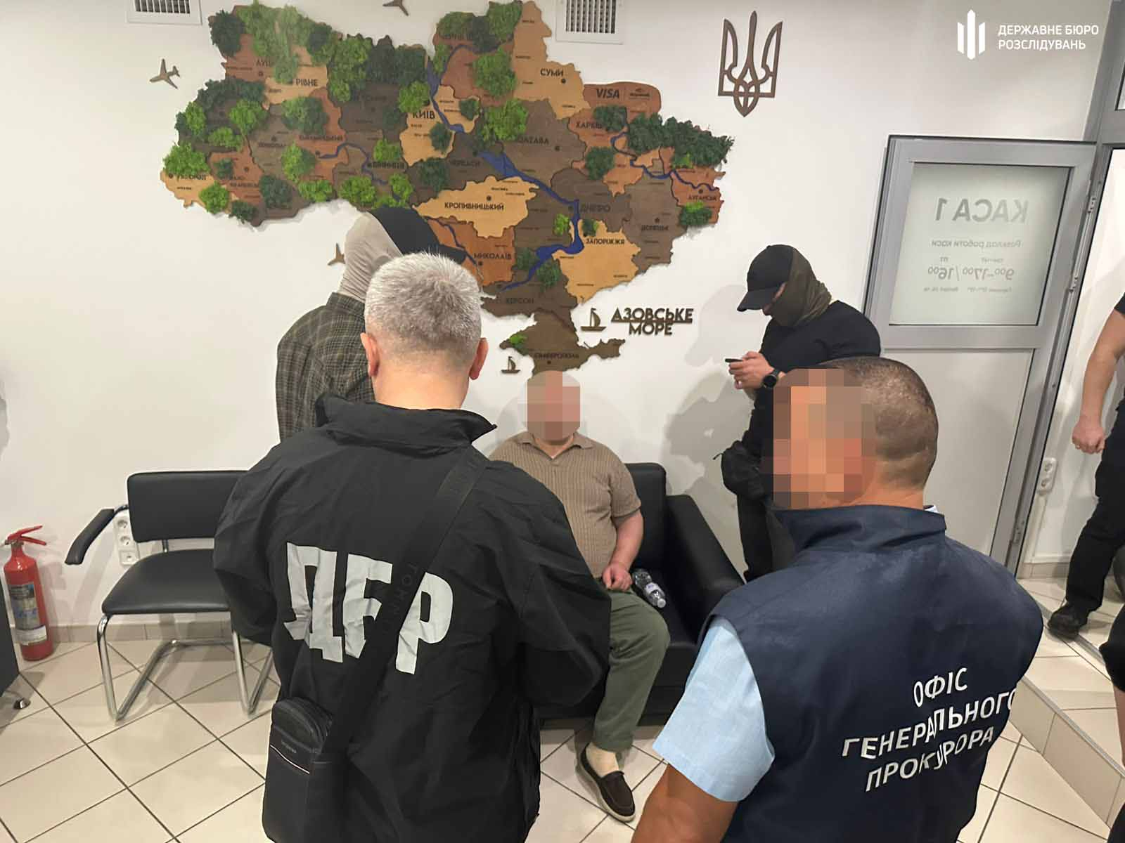 СБУ та ДБР затримали у Києві адвоката, який вимагав $5 млн за закриття справи