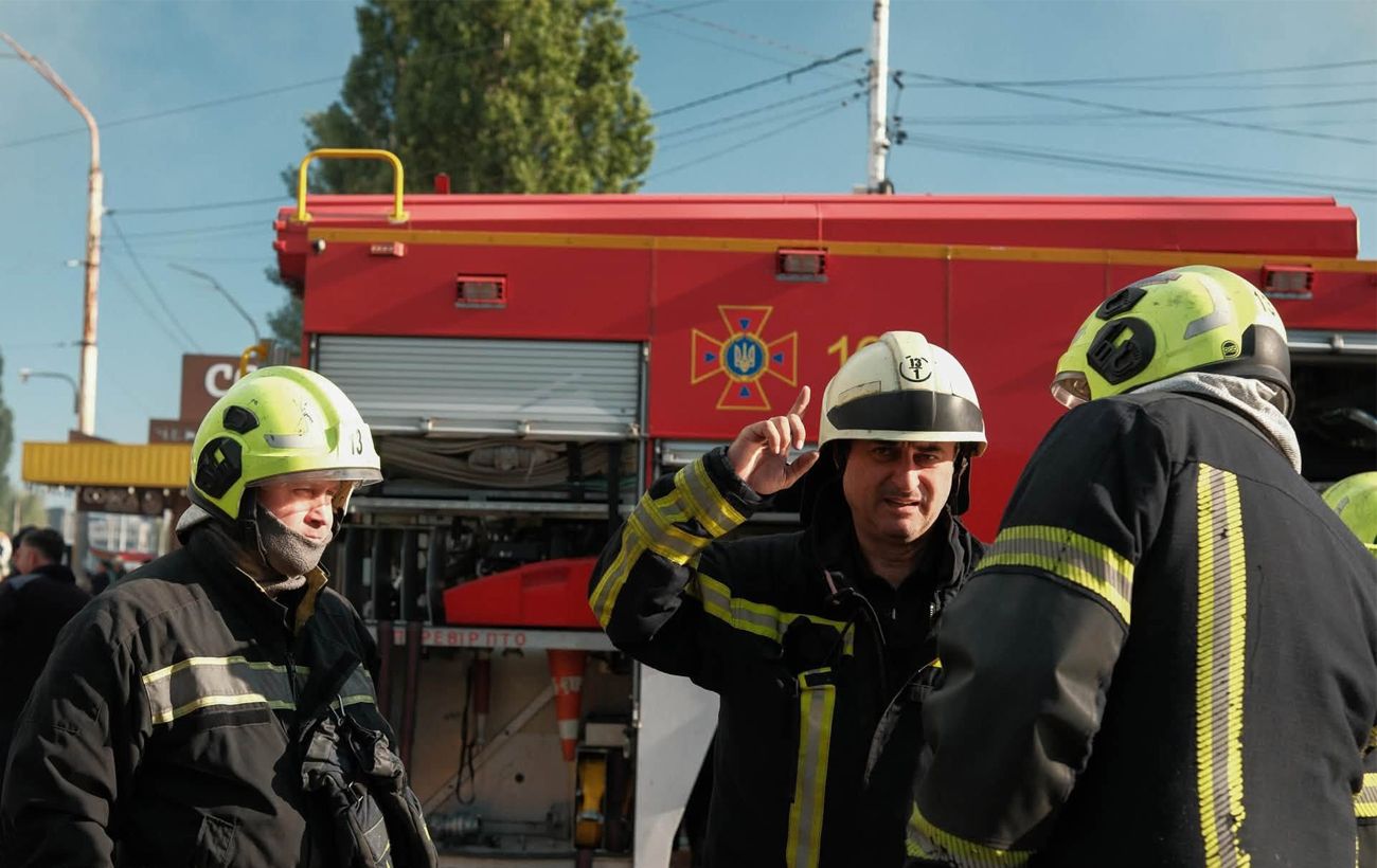 Дрон влучив в офісну будівлю у Подільському районі Києва: пожежа та руйнування