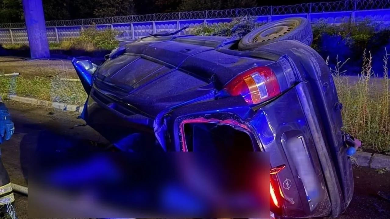 У Києві Opel упав з мосту: загинув водій