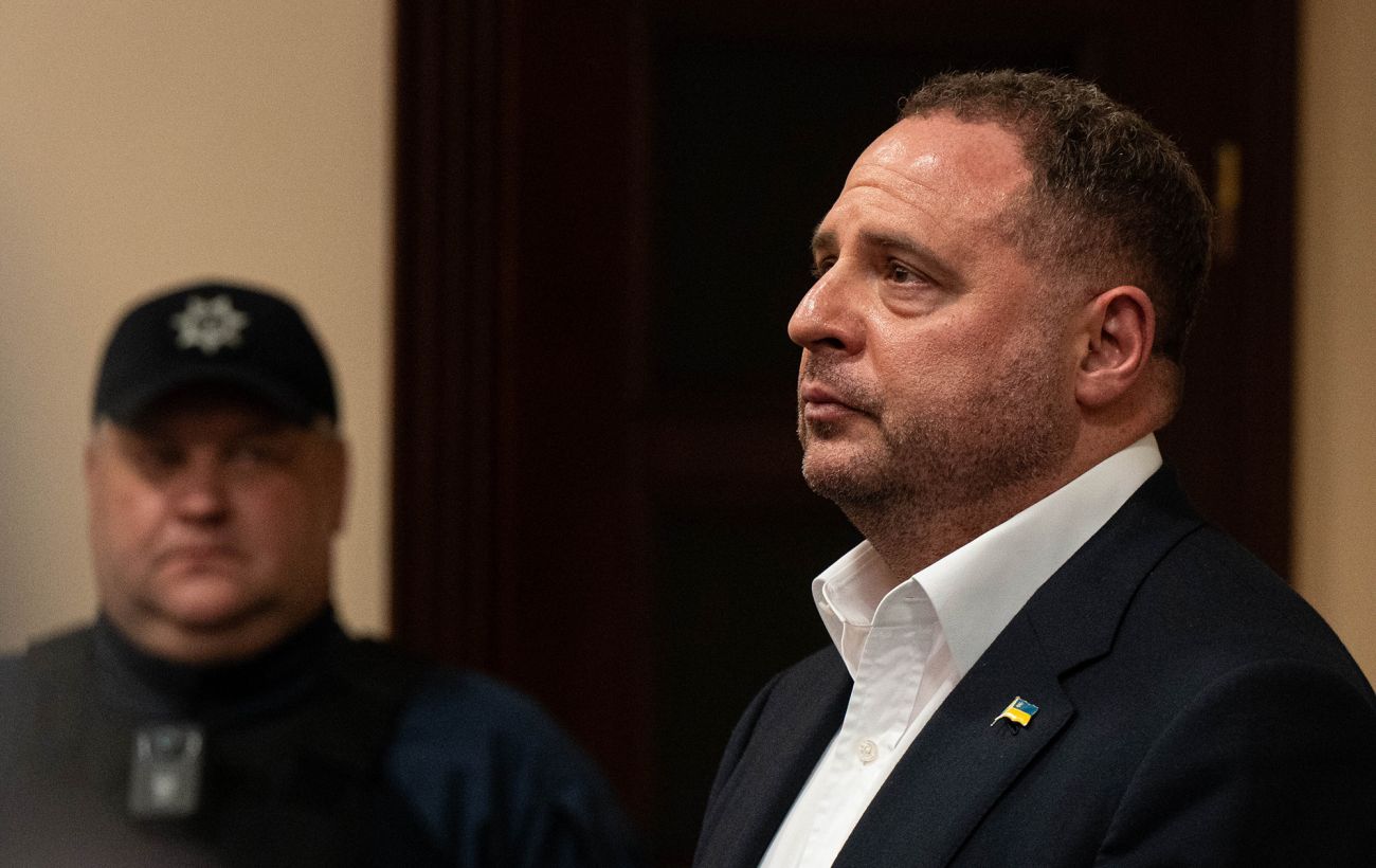 ВАКС зняв електронний браслет з Єрмака через загрозу для здоров'я