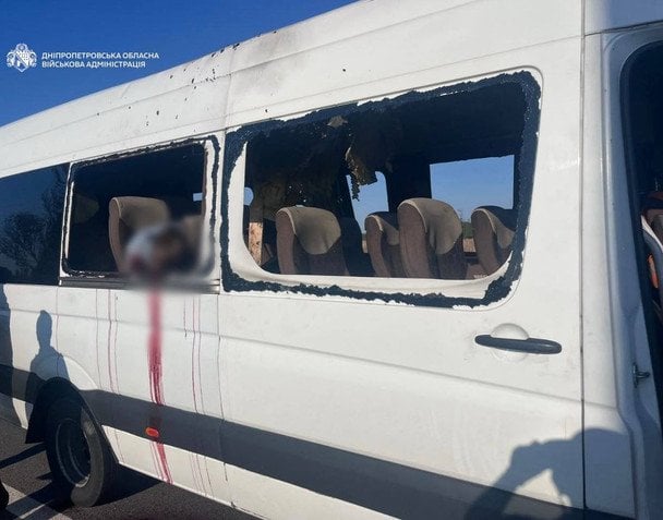 Росія вдарила дроном по рейсовому автобусу на Нікопольщині: 5 загиблих, 7 поранених