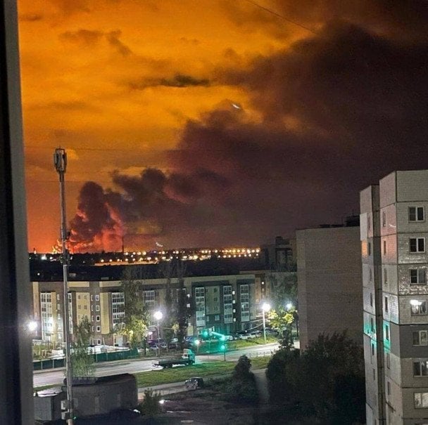 Нічна атака на Росію: горить НПЗ у Ярославлі, вибухи на аеродромі Ростова