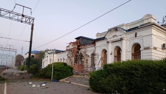 Удар по залізниці України: зруйновано вокзал у Берестині, пошкоджено електричку в Києві