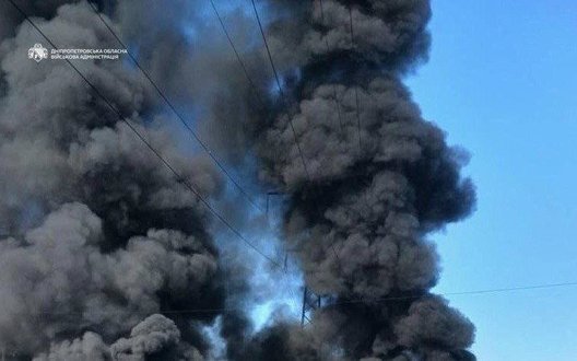 РФ вдарила по Дніпру ввечері 17 вересня: виникла пожежа, двоє поранених