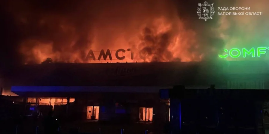 Росія атакувала дроном ТЦ «Амстор» у Запоріжжі: масштабна пожежа