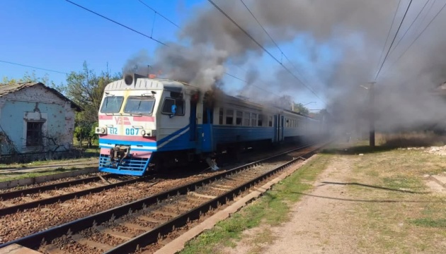 РФ посилює атаки на залізницю України: поїзд на Харківщині та удар по станції в Києві